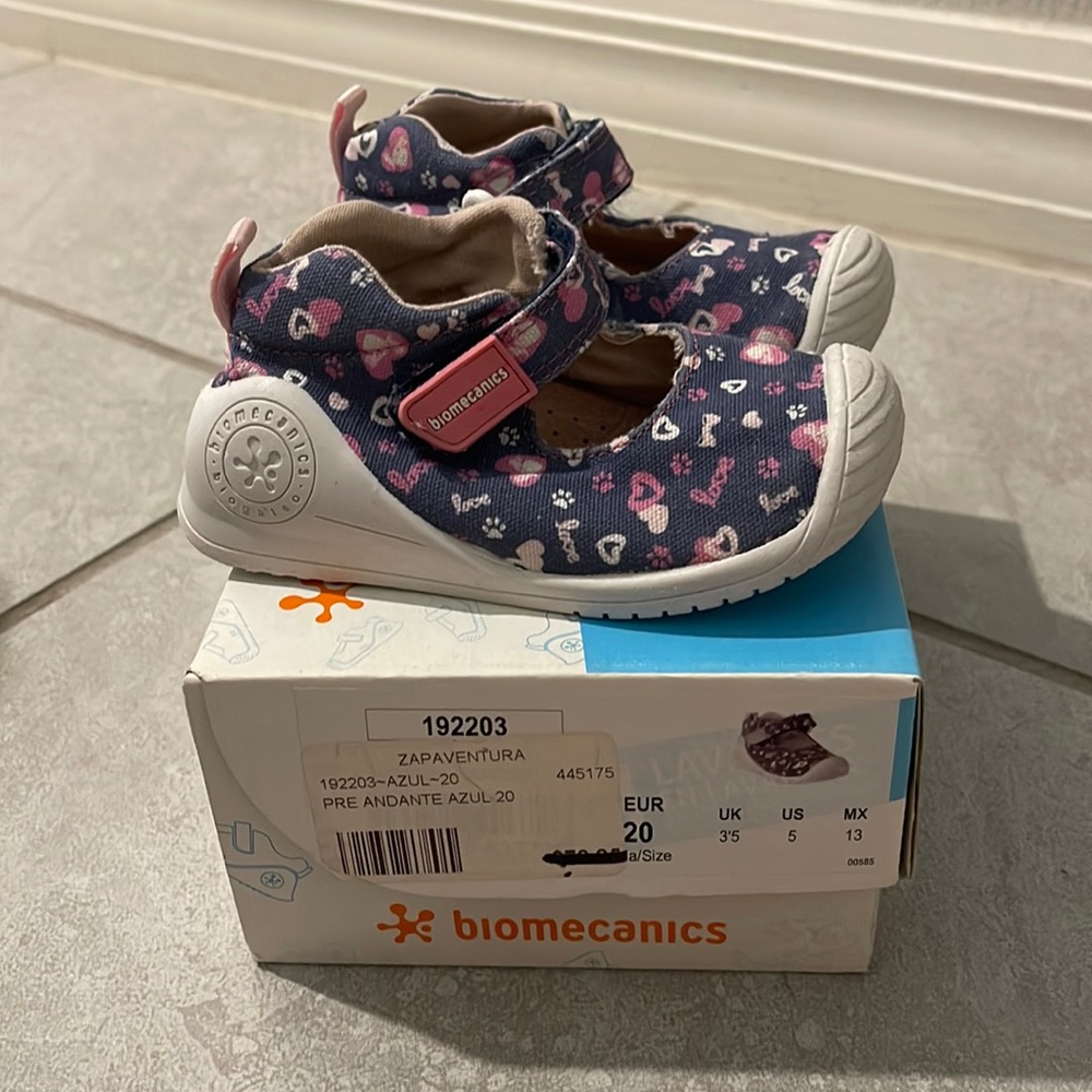 Biomecanics girl walking shoe